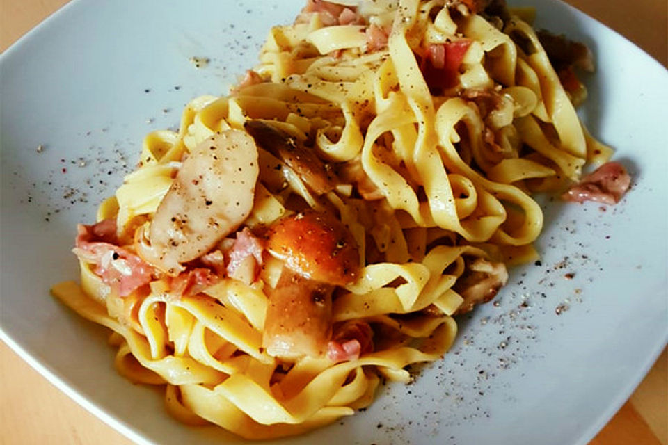 Serrano-Tagliatelle mit Steinpilzen