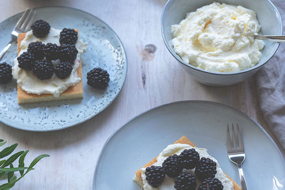 Hot Milk Sponge Cake mit Mascarponesahne und frischen Beeren