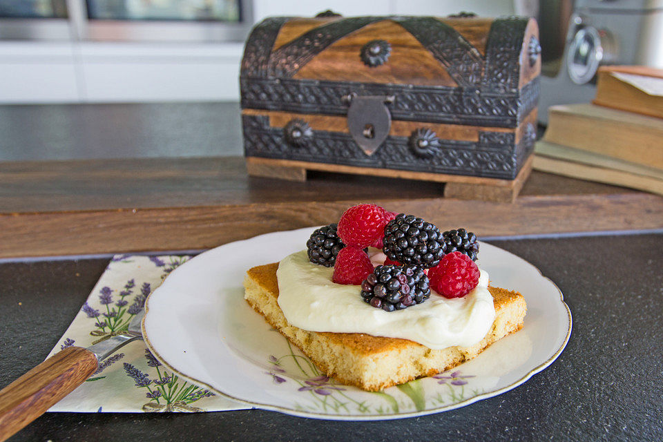 Hot Milk Sponge Cake mit Mascarponesahne und frischen Beeren