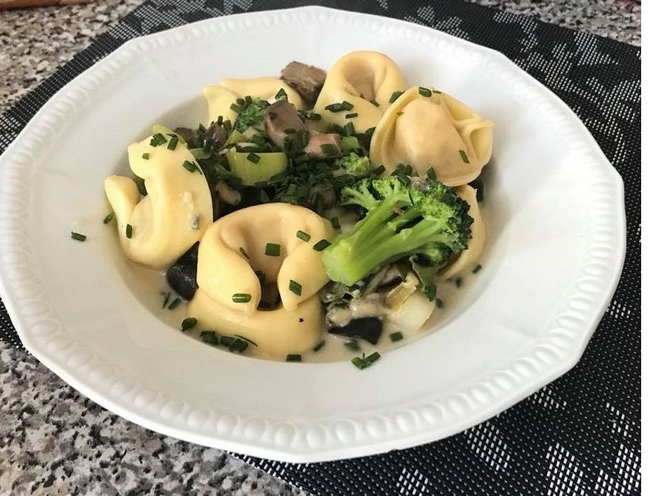 Tortellini mit Gemüse in Käsesoße von Schabrah | Chefkoch