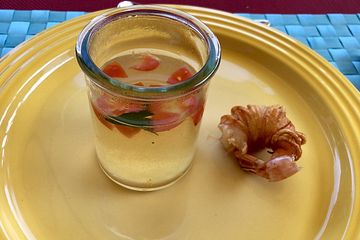 Tomatenessenz mit Kartoffel-gewickelter Garnele