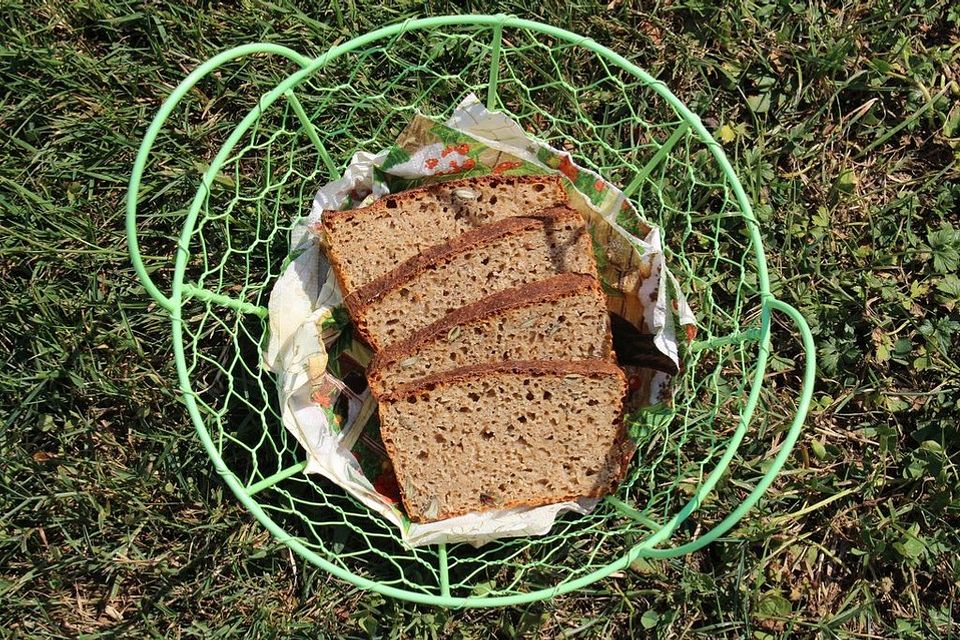 Dinkel-Weizen-Kichererbsenmehl-Kürbiskern-Vollkornbrot mit Kefir