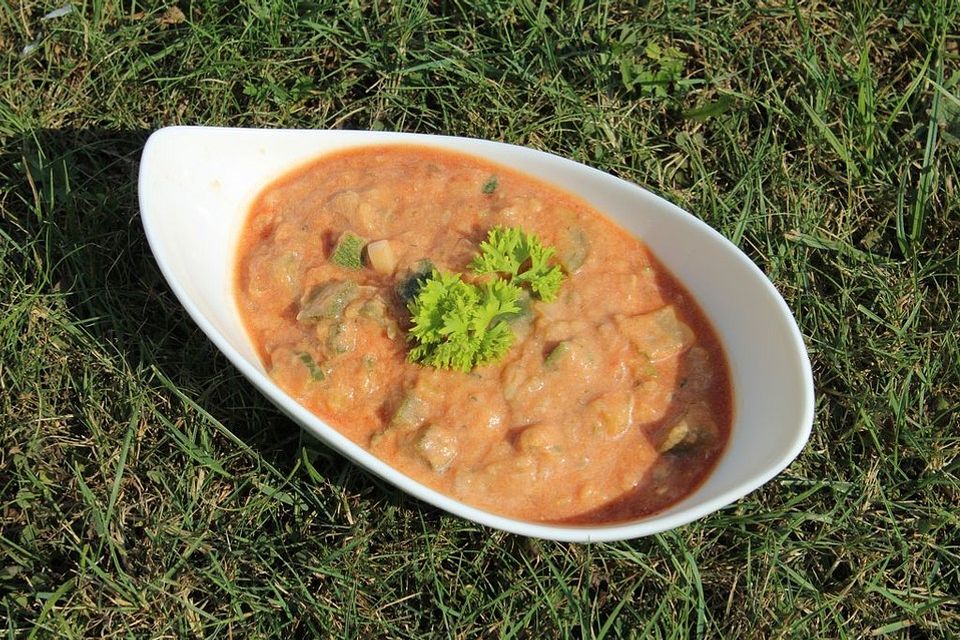 Zucchini-Gurken-Gemüse in geknofelter Tomaten-Sahne-Sauce