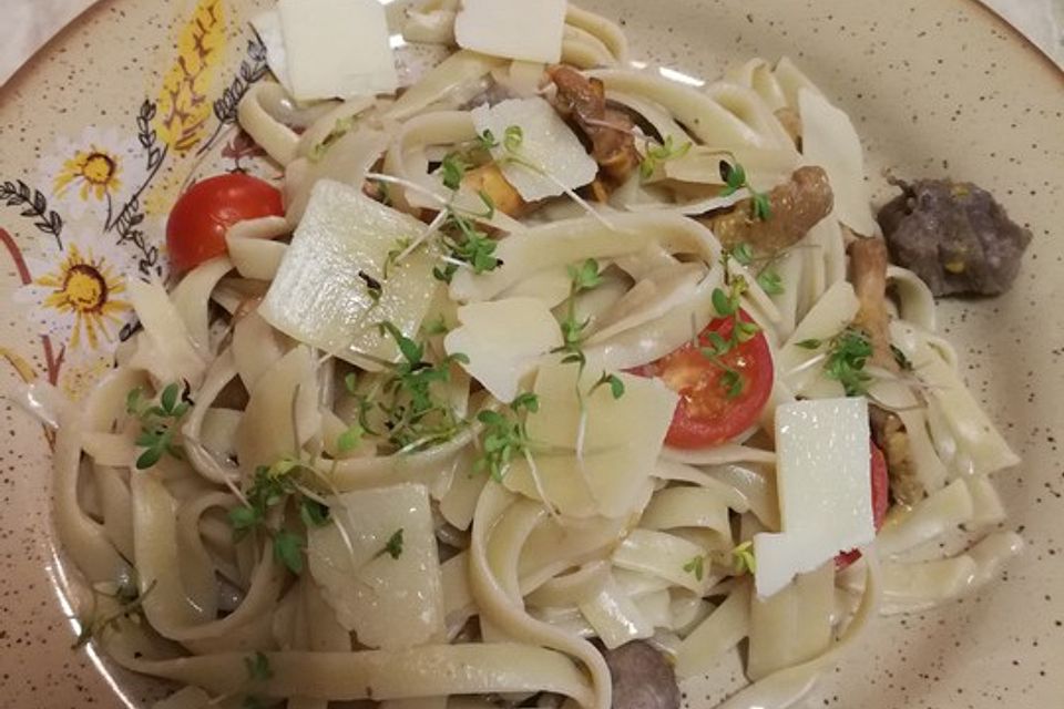 Sommerliche Tagliatelle mit Wildschwein, Pfifferlingen und Cocktailtomaten