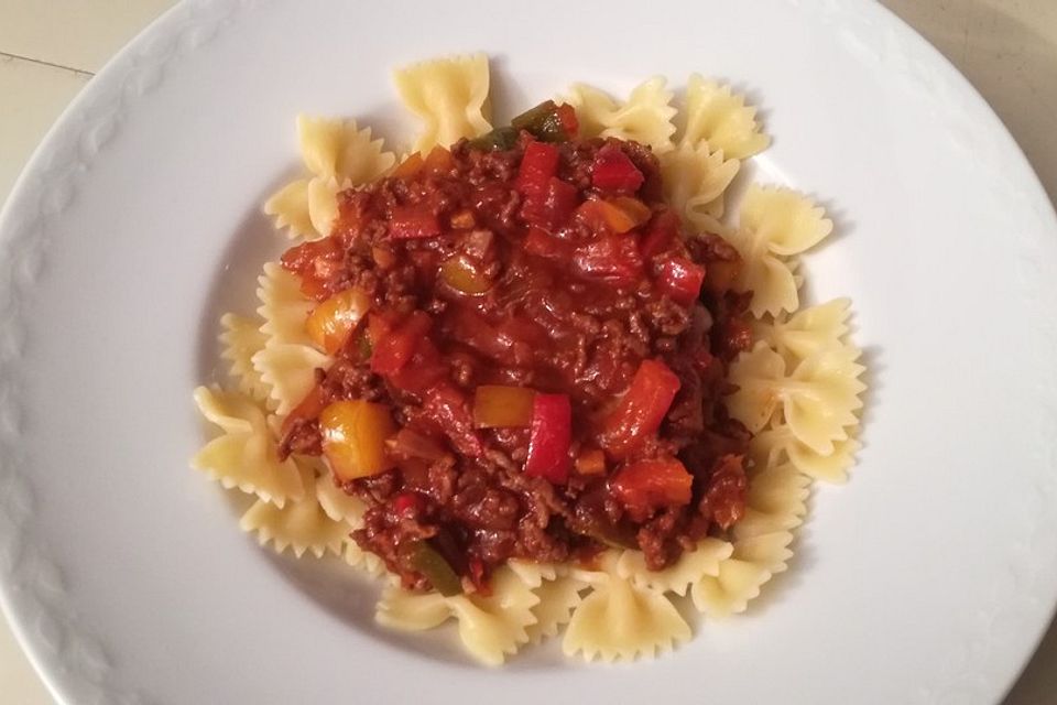 Pasta mit Paprika-Hackfleisch-Sauce