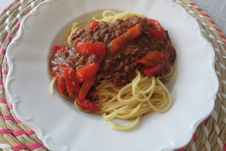 Pasta mit Paprika-Hackfleisch-Sauce