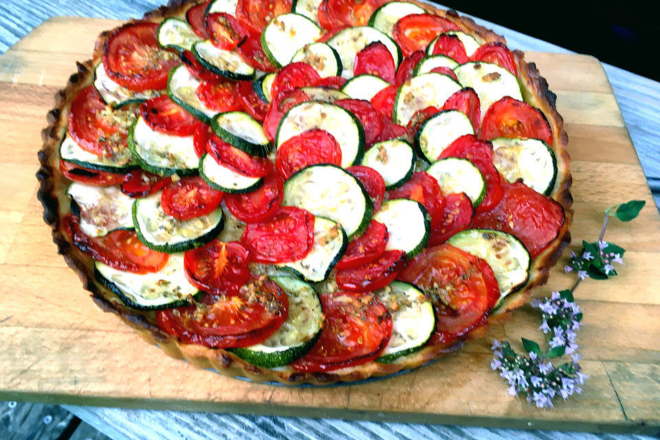 Tomaten-Zucchini-Tarte mit Parmesan-Mürbeteig