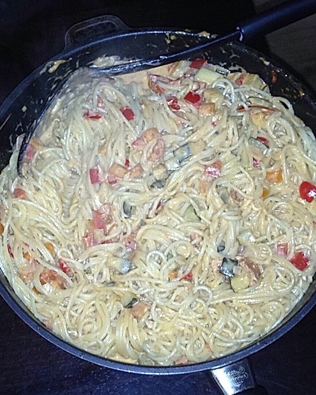 Spaghetti mit Pesto-Sahne-Sauce