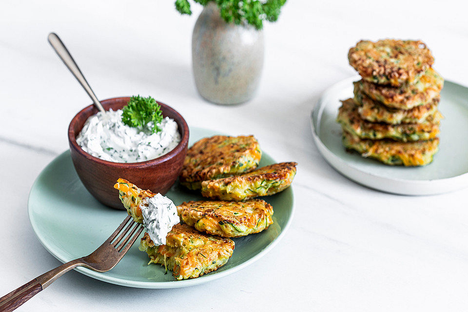 Zucchini-Möhren-Puffer mit Kräuter-Joghurt-Creme