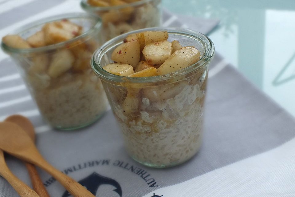 Milchreis mit karamellisierten Birnen und rosa Pfeffer