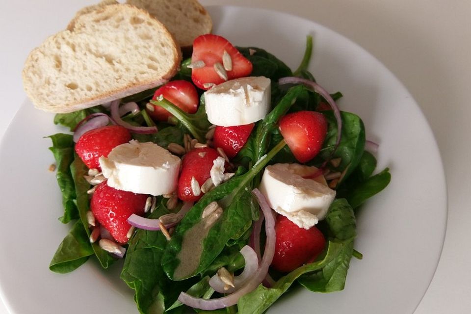 Himbeer-Ahornsirup-Dressing für Spinat, Erdbeeren und Ziegenkäse