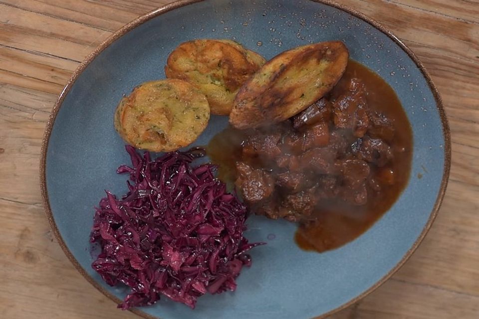 Rehragout mit Rotkohl und Knödeln