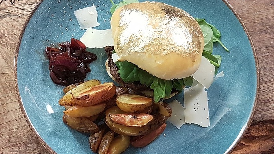 Rehburger mit Walnuss-Mayonnaise, Zwiebelmarmelade und Kartoffelecken ...