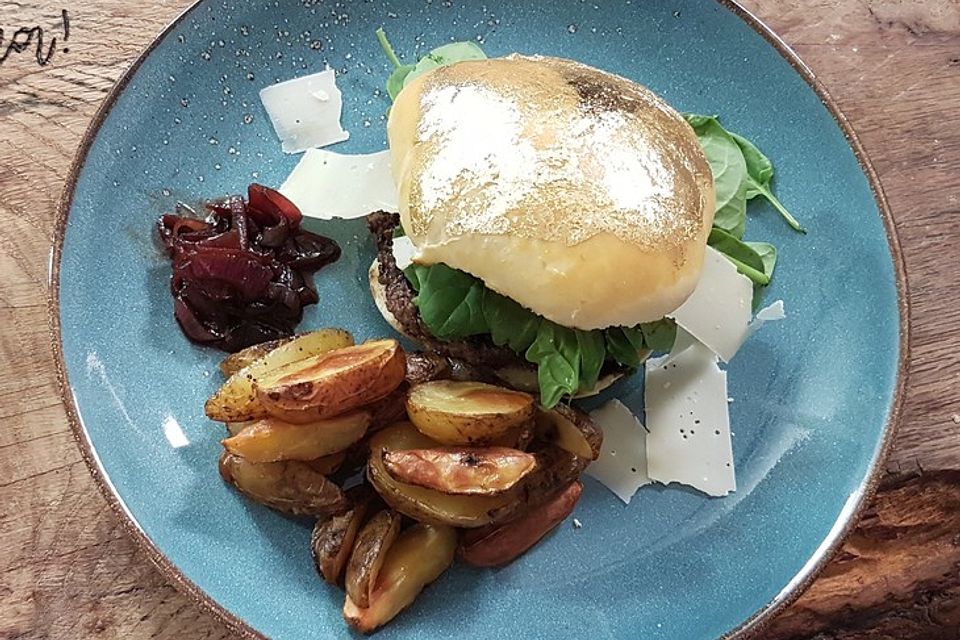 Rehburger mit Walnuss-Mayonnaise, Zwiebelmarmelade und Kartoffelecken