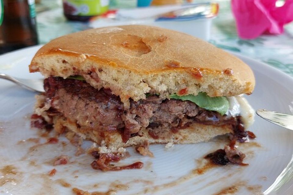 Rehburger mit Walnuss-Mayonnaise, Zwiebelmarmelade und Kartoffelecken