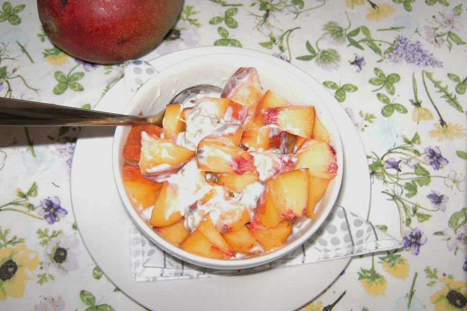 Müsli mit Fruchtjoghurt und frischem Pfirsich