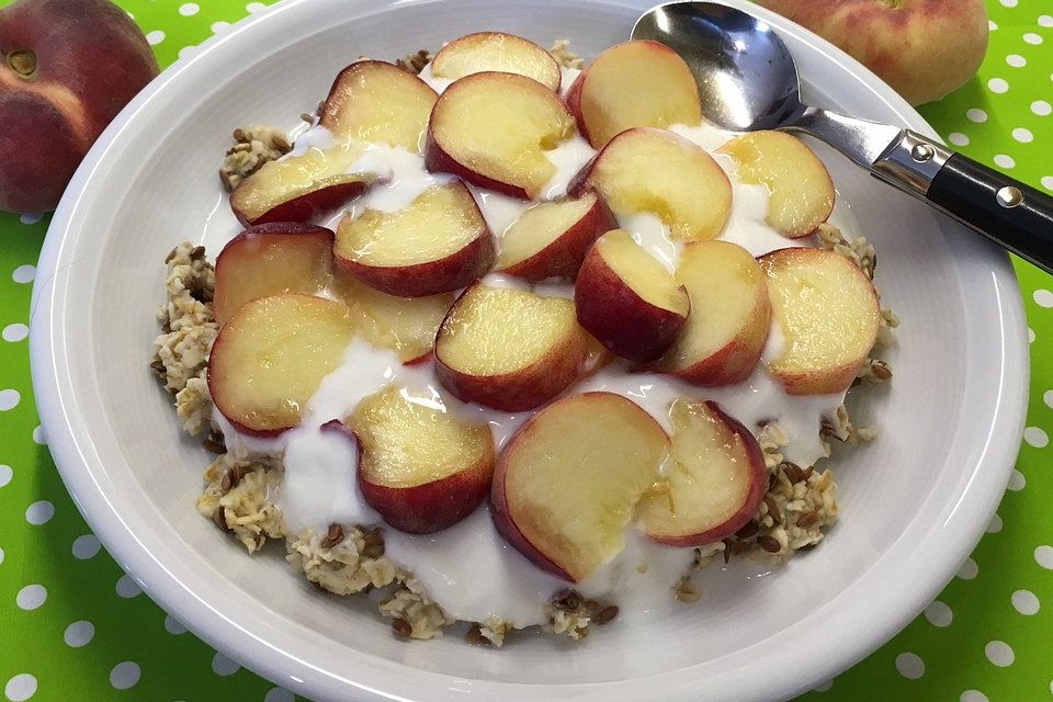 Müsli mit Fruchtjoghurt und frischem Pfirsich