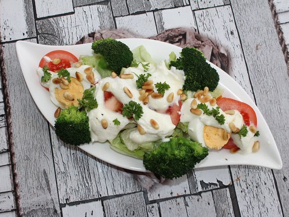 Gemüsesalat mit Brokkoli, Tomaten und Pinienkernen von Anaid55| Chefkoch