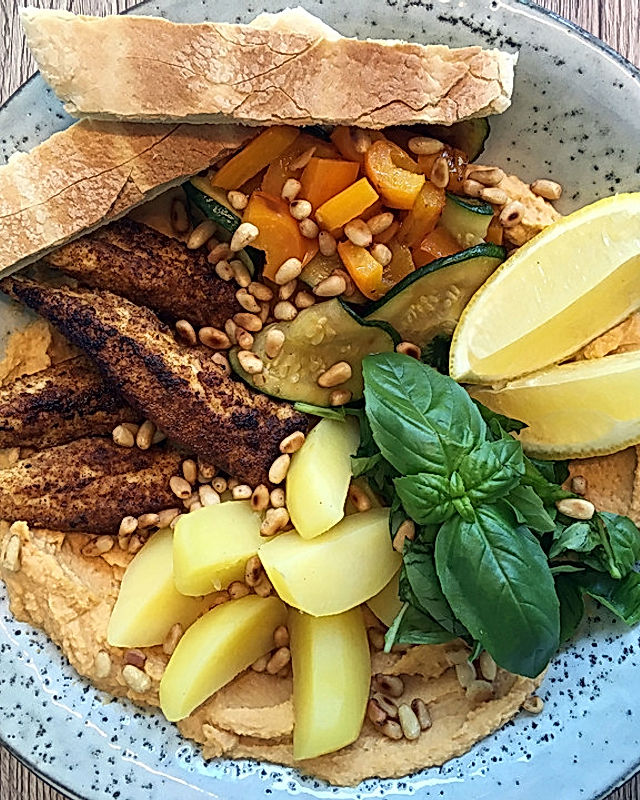 Hummus-Bowl mit Huhn, Zucchini und Paprika
