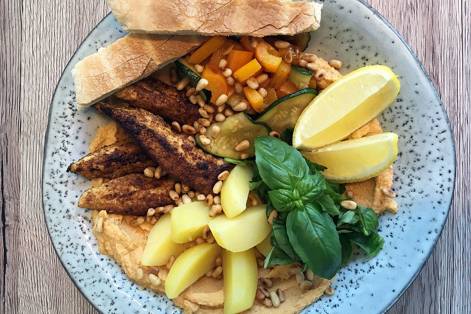 Hummus-Bowl mit Huhn, Zucchini und Paprika