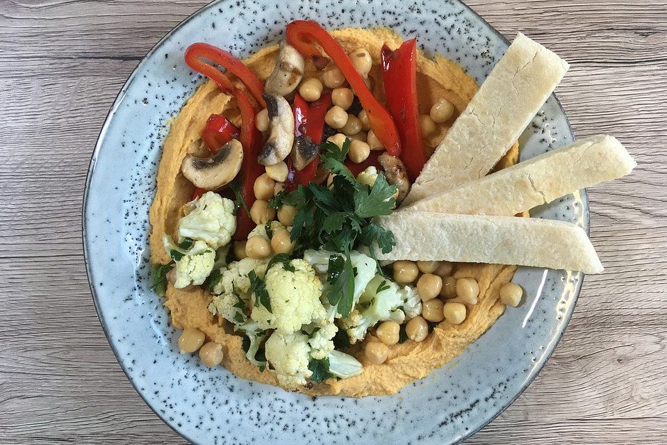 Hummus-Bowl mit geröstetem Blumenkohl und Paprika/Pilze