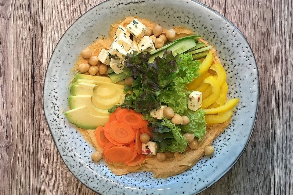 Hummus-Bowl mit Salat