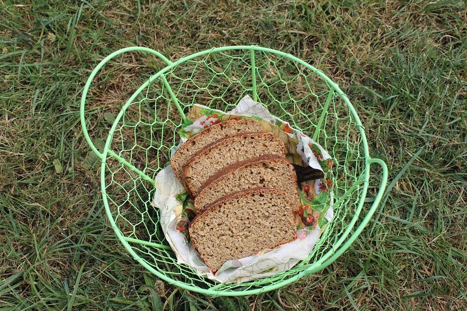 Vollkornbrot mit Roggensauerteig und Mehl aus Kichererbsen, roten Linsen, Braunhirse, Dinkel und Weizen