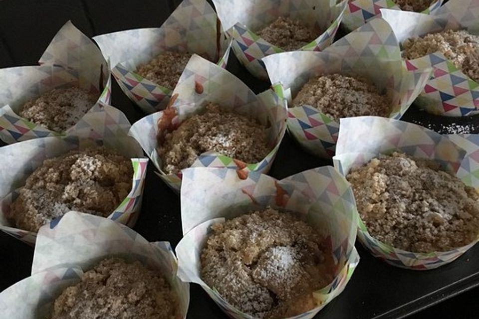 Kirschmuffins mit Schokosplittern und Streuseln