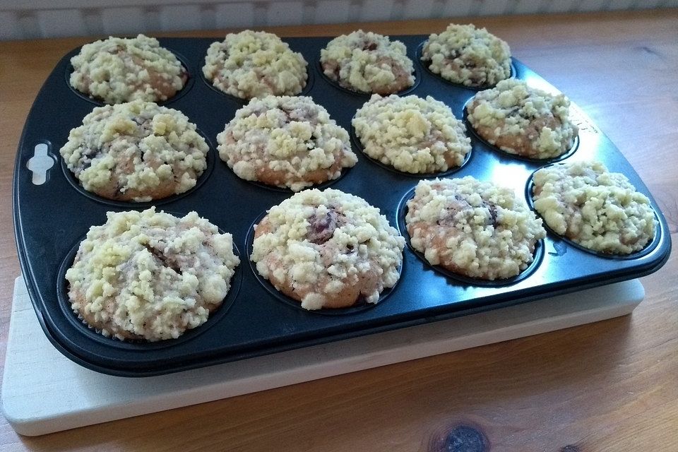 Kirschmuffins mit Schokosplittern und Streuseln