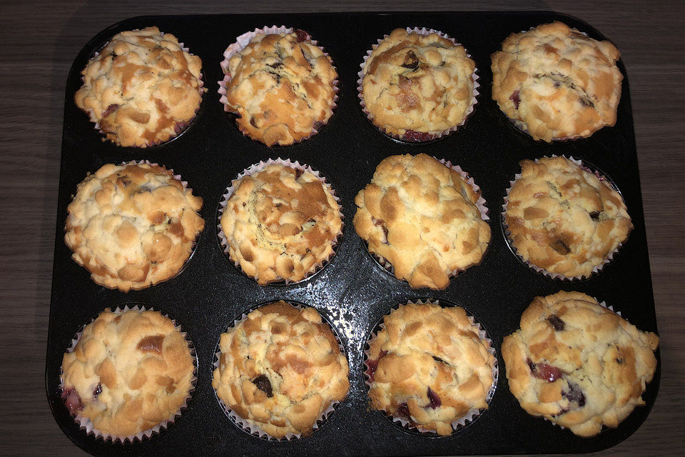 Kirschmuffins mit Schokosplittern und Streuseln