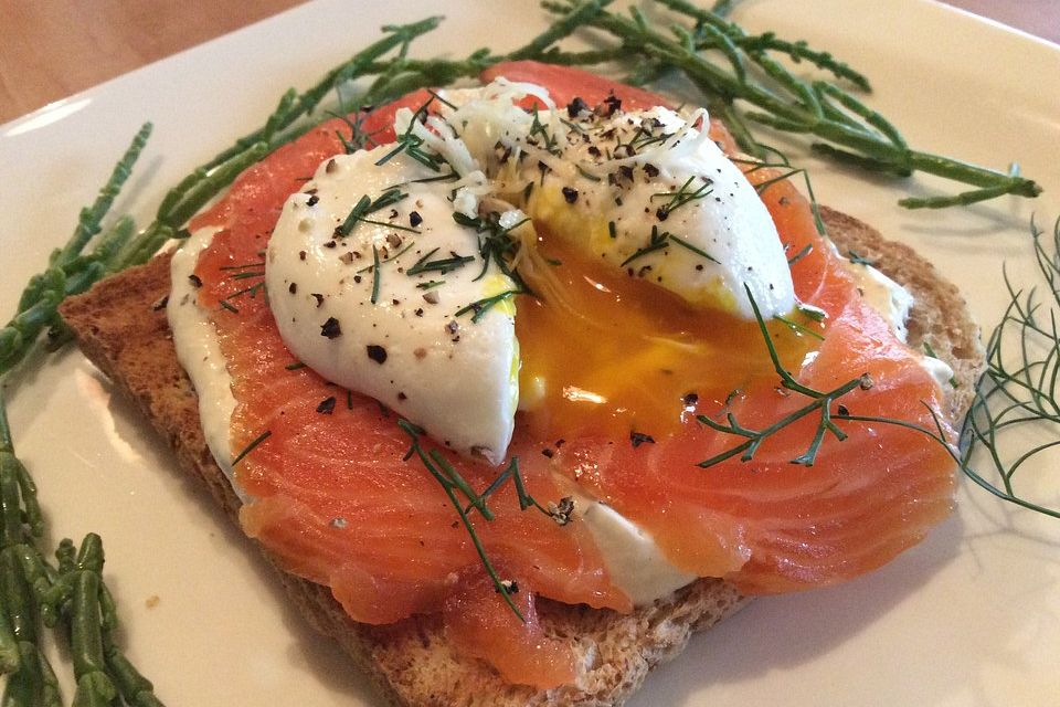 Pochiertes Ei mit Lachs und Meerrettichcreme auf Toast nach Fiefhusener Art