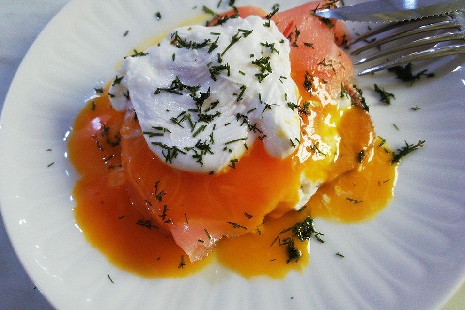 Pochiertes Ei mit Lachs und Meerrettichcreme auf Toast nach Fiefhusener Art