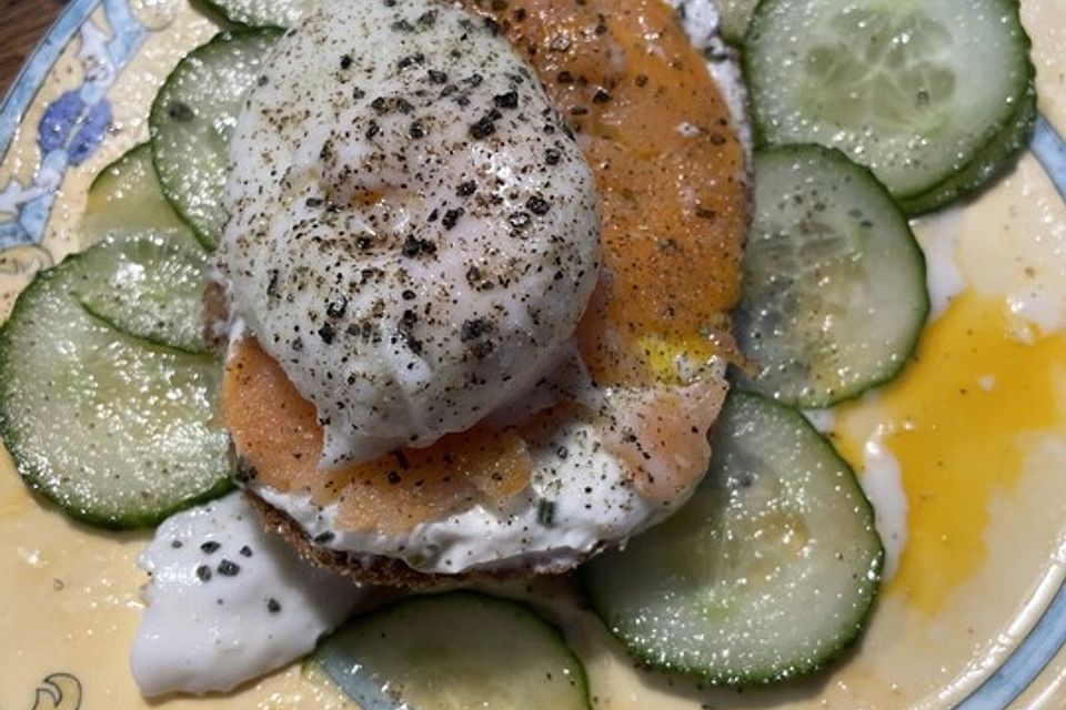 Pochiertes Ei mit Lachs und Meerrettichcreme auf Toast nach Fiefhusener Art