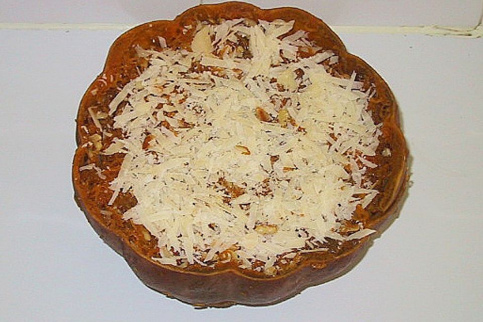 Gefüllter Kürbis mit Parmesan und gerösteten Pinienkernen