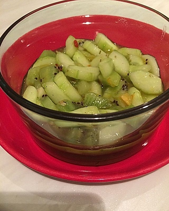 Kiwi-Gurken-Salat in Orangensauce mit Estragon