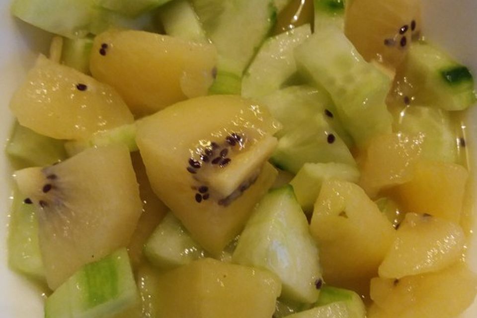 Kiwi-Gurken-Salat in Orangensauce mit Estragon