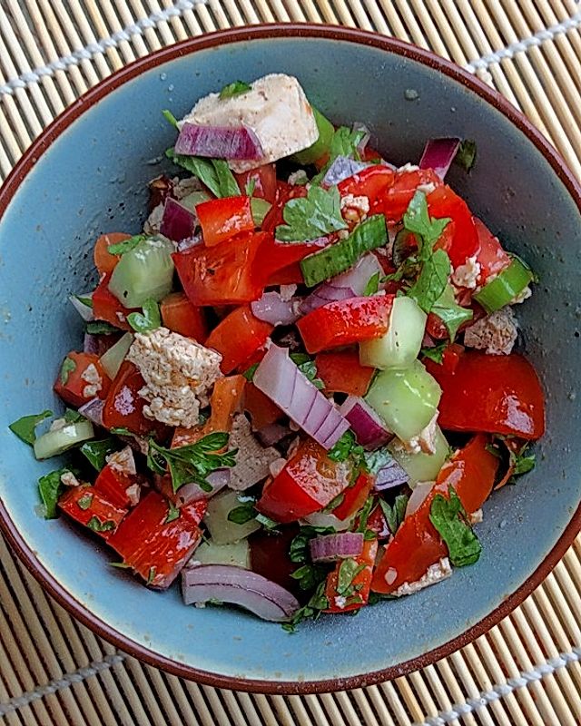 Veganer Schopska-Salat im Pitabrot
