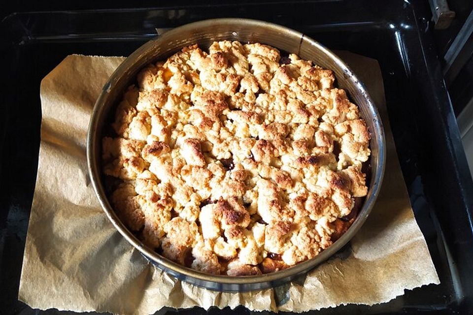 Oma Friedchens Pflaumenhefekuchen mit Butterstreuseln