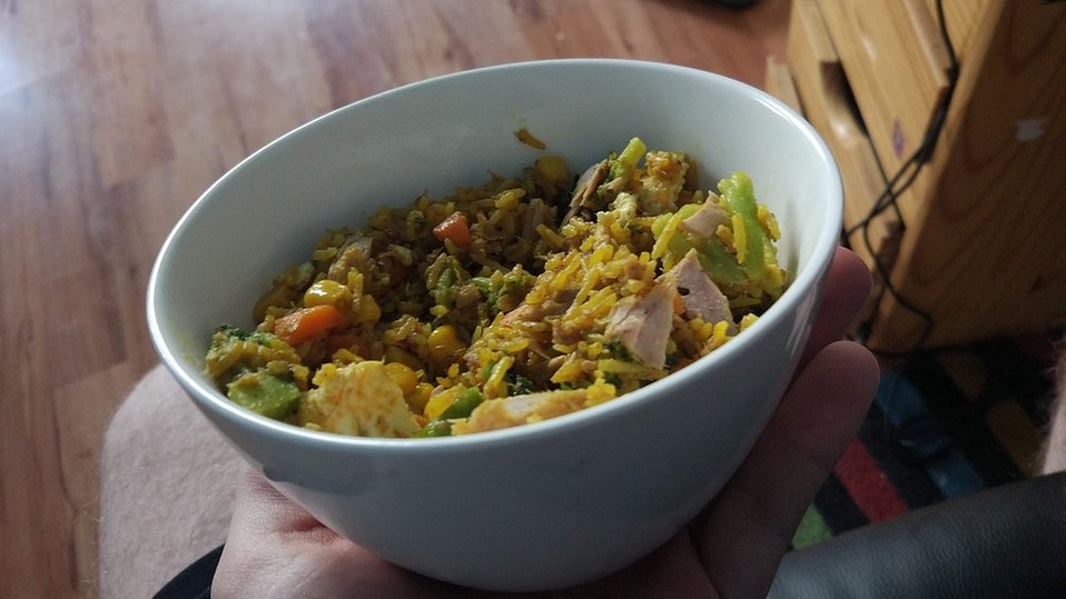 Gebratener Basmatireis mit Gemüse und Thunfisch Gebratener Basmatireis mit Gemüse und Thunfisch