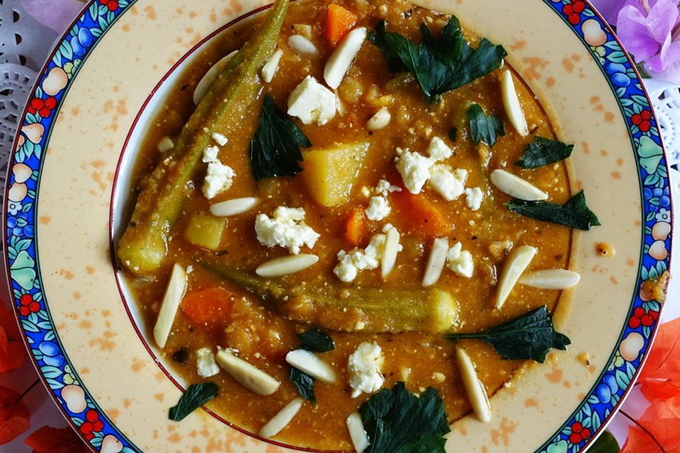 Kretische gelbe Linsensuppe mit Feta und Pinienkernen