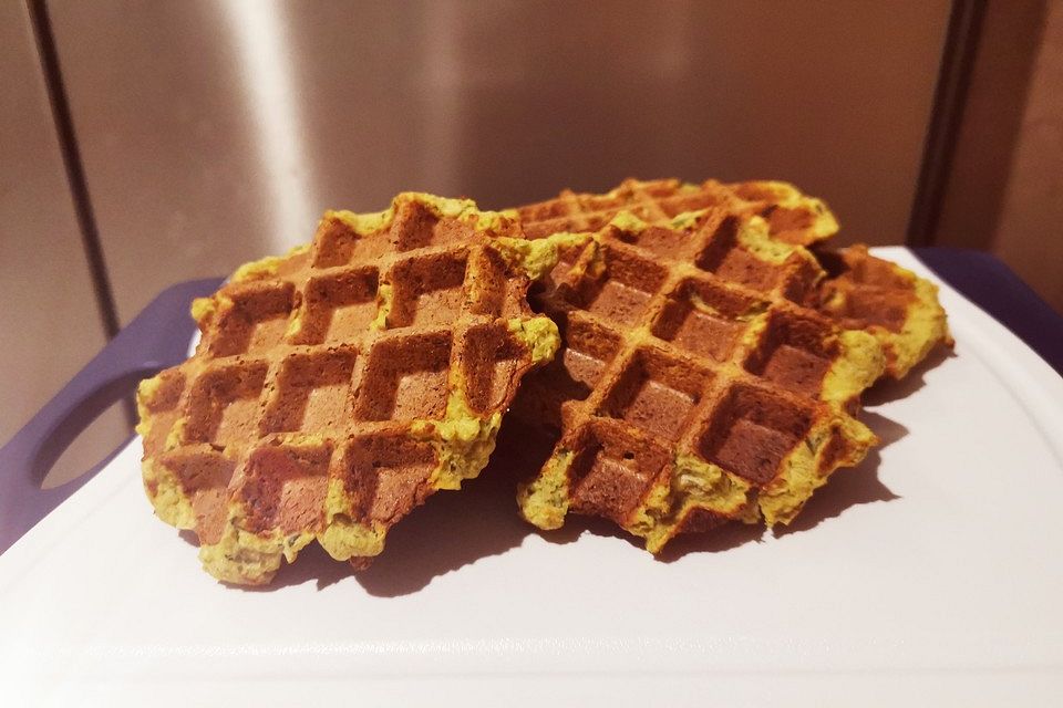 Pikante Falafel-Waffel mit Zucchini