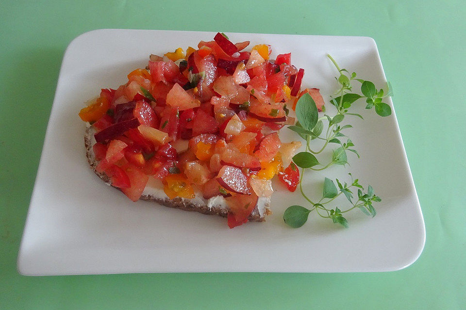 Tomaten-Pflaumen-Salsa auf Landbrot