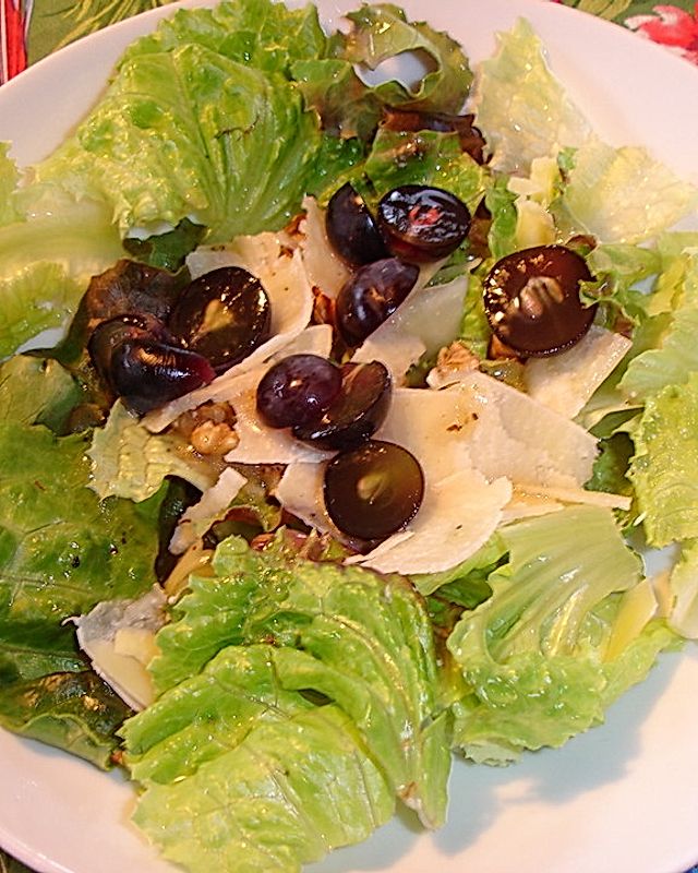 Salat mit Trauben, Walnüssen und Parmesan