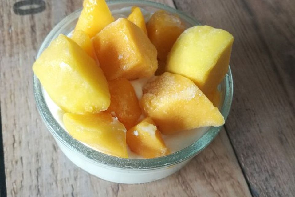 Mango-Blitzdessert mit Joghurt und Quark