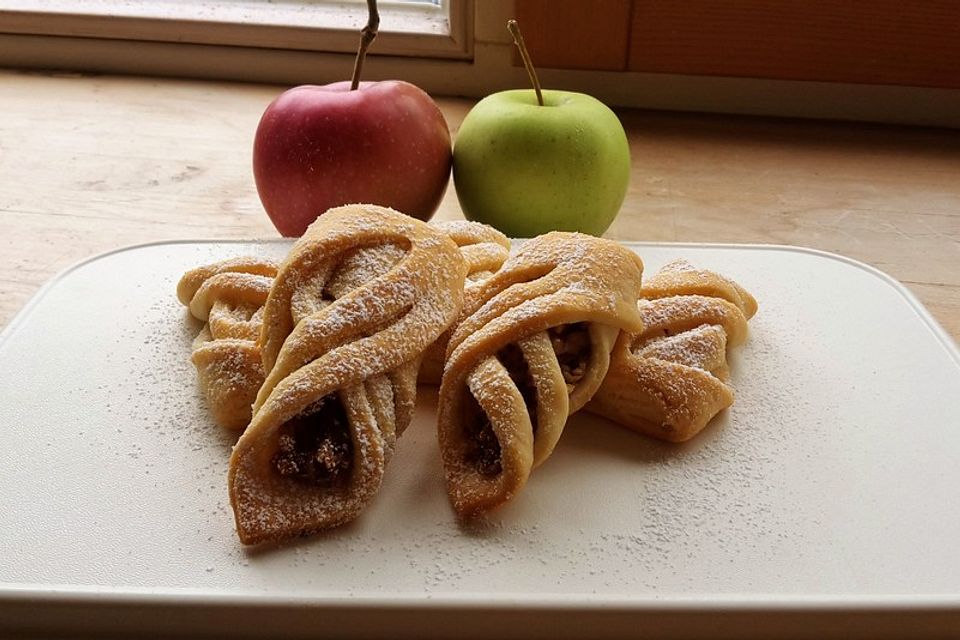 Zimtige Apfeltaschen mit Walnüssen