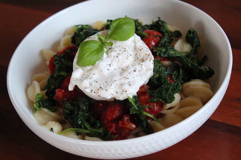 Spaghetti mit Burrata und Tomatensauce