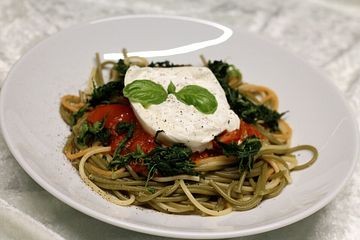 Spaghetti mit Burrata und Tomatensauce