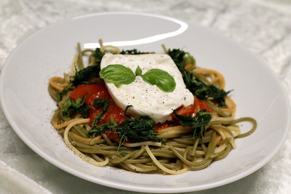 Spaghetti mit Burrata und Tomatensauce