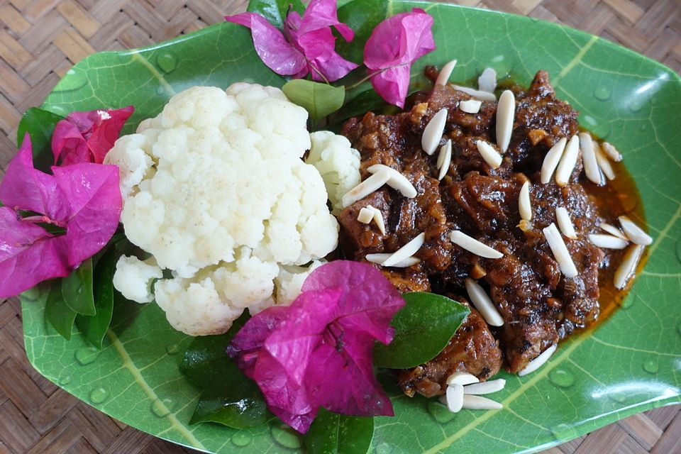 Fleisch mit Blumenkohl auf kretische Art