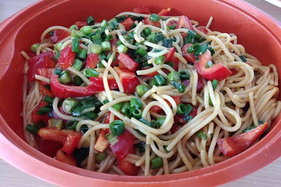 Scharfer Spaghettisalat mit Sojasauce und Paprika